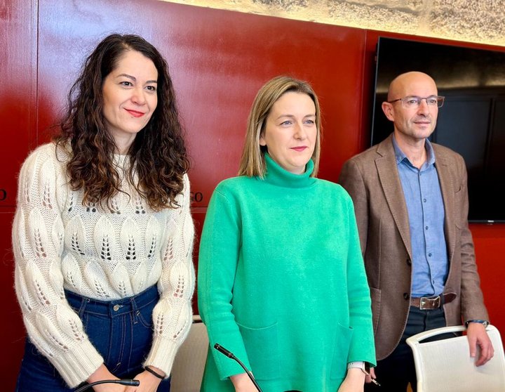 María Rozas, Míriam Louzao e Gonzalo Muíños na rolda de prensa