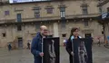 O BNG realiza unha acción simbólica no Obradoiro para reivindicar as esculturas do Mestre Mateo espoliadas pola familia Franco