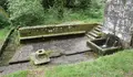 O BNG reclama a colocación dunha pedra ornamental na fonte da Selva Negra que está depositada no chan