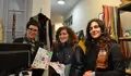 O BNG de Santiago reparte no comercio local autocolantes con frases en galego para poñer nos envoltorios dos agasallos