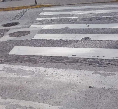 Paso de pe&oacute;ns en mal estado