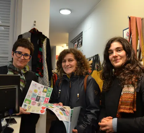 Reparto de autocolantes en galego no comercio local