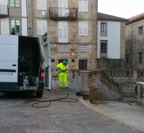 Limpeza en San Marti&ntilde;o Pinario con auga a presi&oacute;n