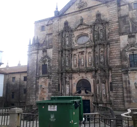 San Marti&ntilde;o Pinario, cun colector diante