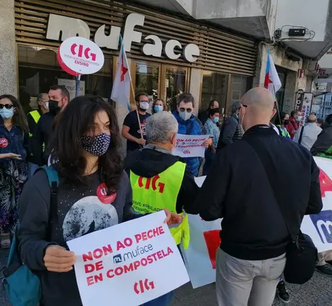 Navia Rivas na mobilizaci&oacute;n na oficina de Muface