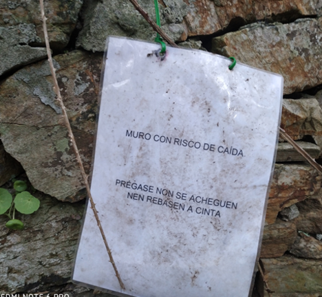 Cartaz colocado pola veci&ntilde;anza nun muro en Vite
