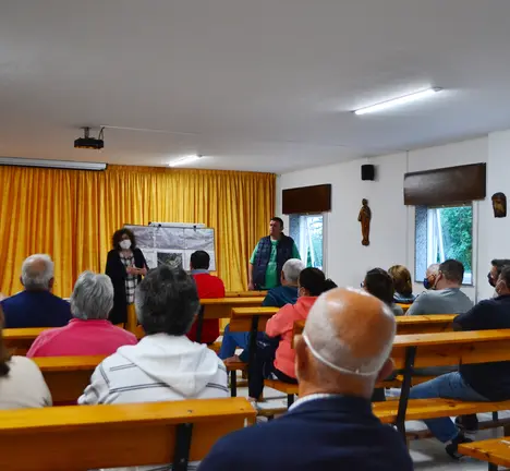 Reuni&oacute;n no local da Casa Agraria