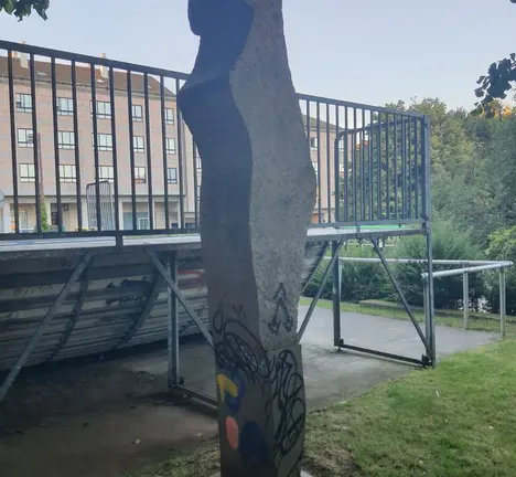 Escultura en lembranza das v&iacute;timas da violencia de x&eacute;nero