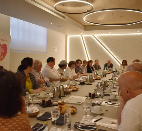 Reuni&oacute;n con tecido empresarial e comercial