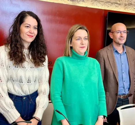 Mar&iacute;a Rozas, M&iacute;riam Louzao e Gonzalo Mu&iacute;&ntilde;os na rolda de prensa