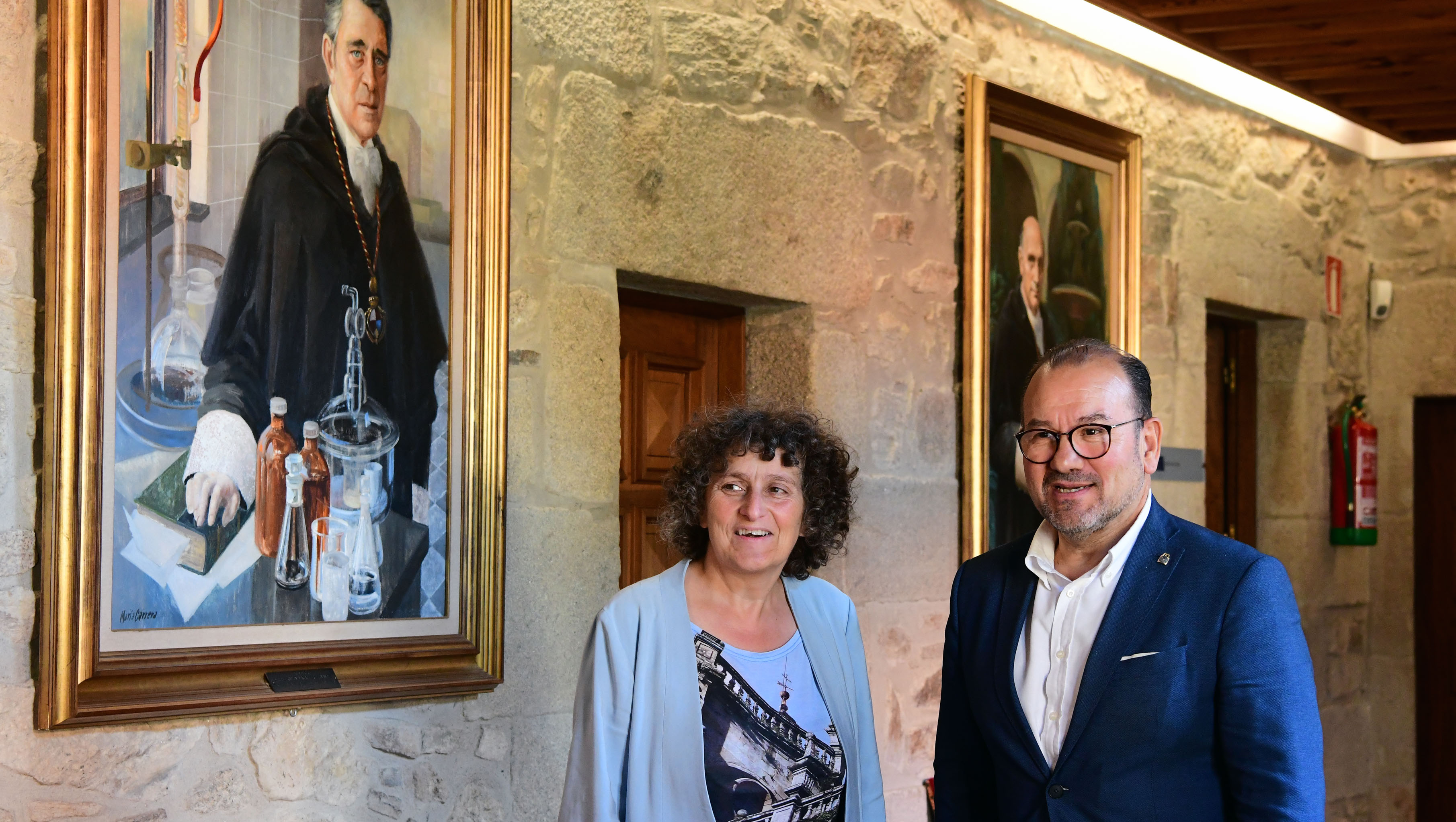 Goretti Sanmartín preséntalle ao reitor da USC unha proposta para conmemorar o centenario do Seminario de Estudos Galegos