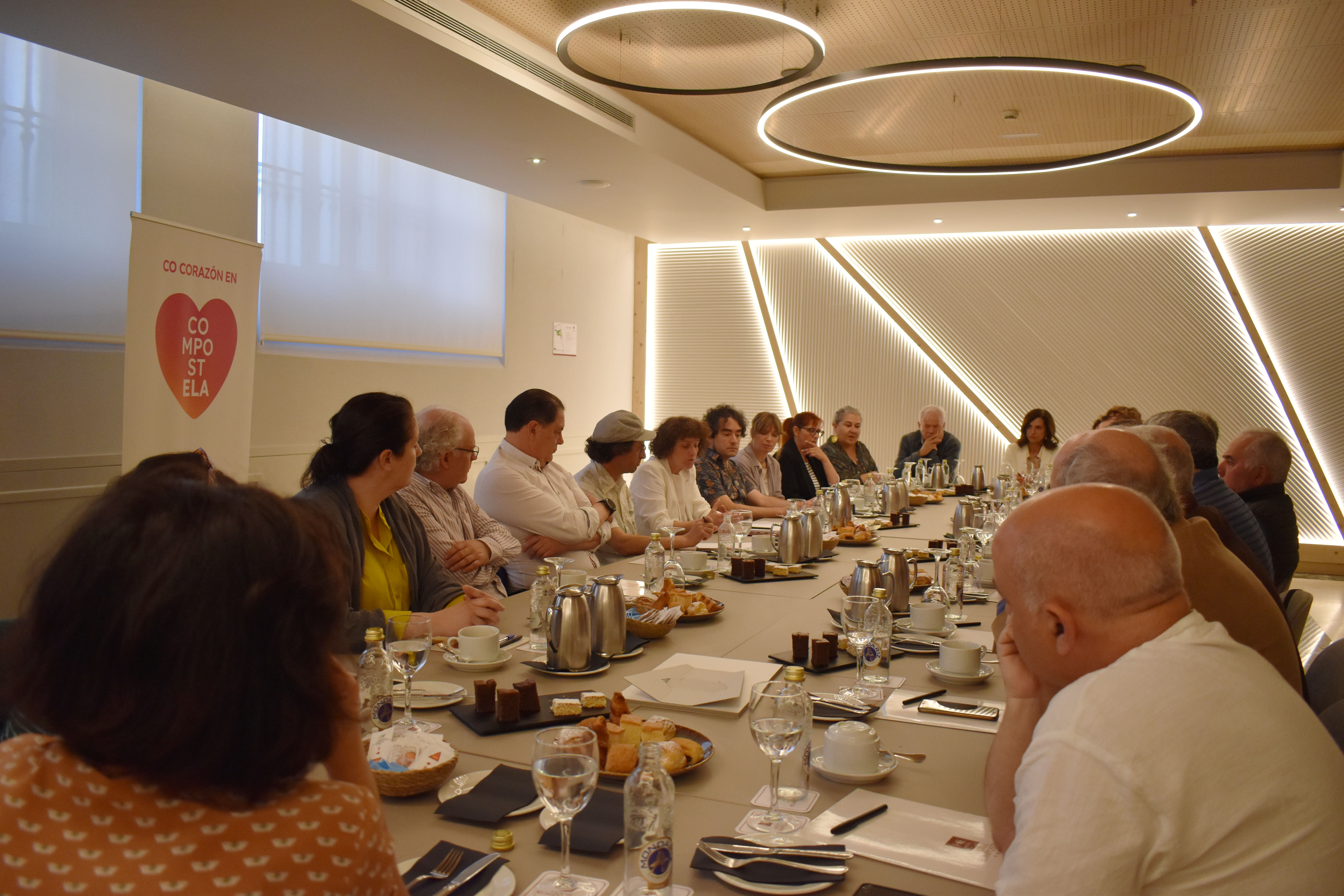 Goretti Sanmartín mantén un almorzo con máis de 25 empresarios/as para presentar as medidas de impulso económico para o 28M